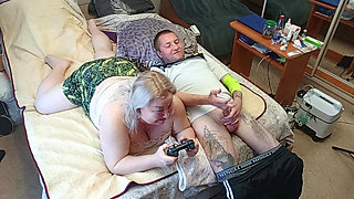 The Game of the Console Ended with a Blowjob From the Stepmom with Swallowing Sperm