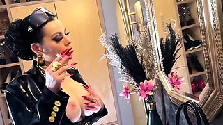 Anouschka Femme Fatale - Smoking Upper Class Bitch