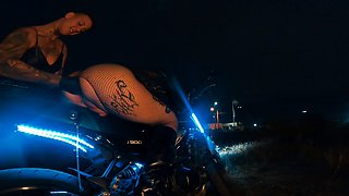 Amateur fetish big booty bitch riding with her bum